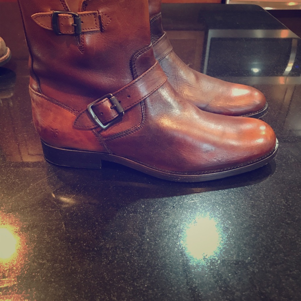 8.5 men’s zip up Frye.